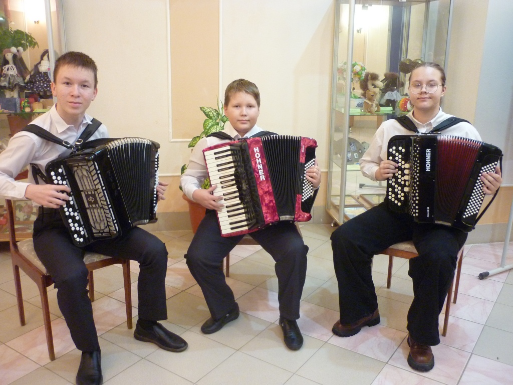 2 аккордеона сидят.jpg